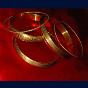 Fake gold flower bangle set